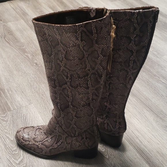 Born Woman Snake Print Boots - Picture 7 of 11